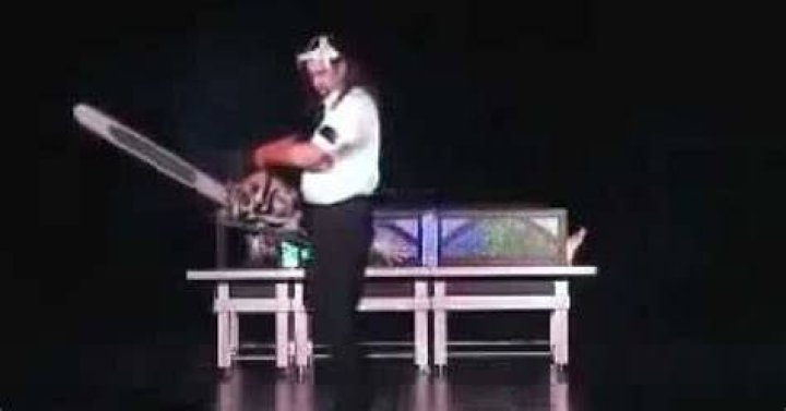 10 Magicians Who Died While On Stage