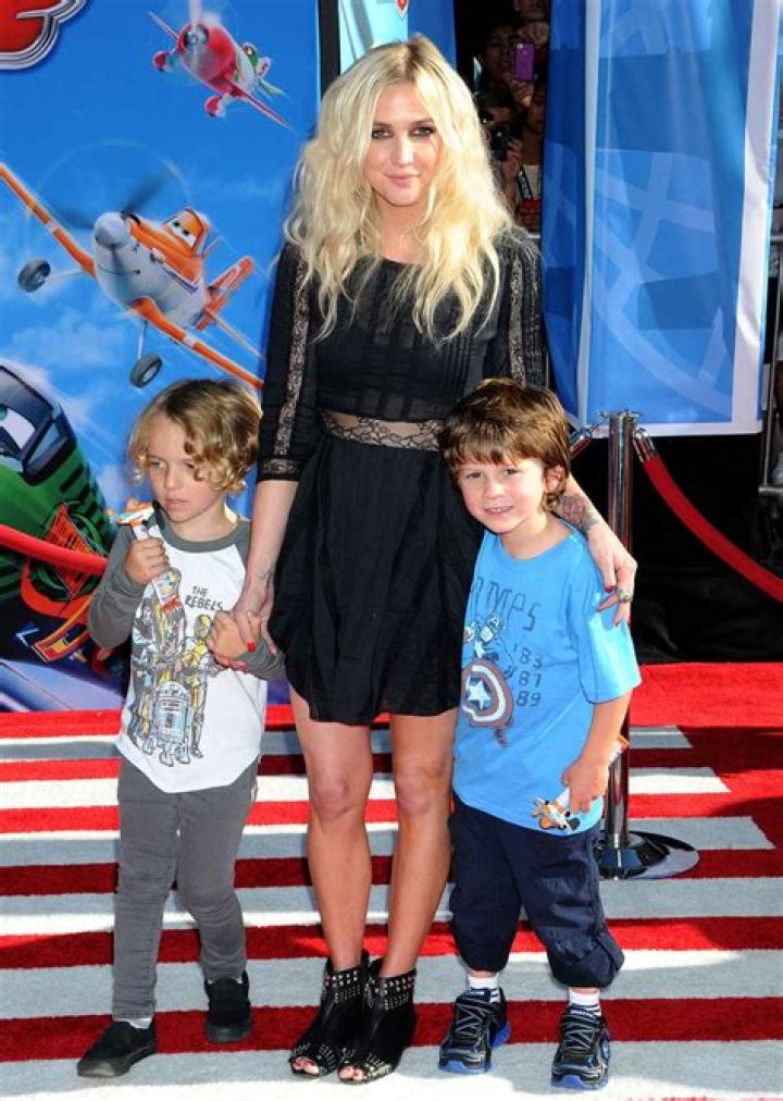 Ashlee Simpson & Son Bronx Go Shopping & He’s Taller Than Her