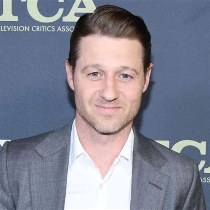 Benjamin McKenzie's body measurements, height, weight, age.