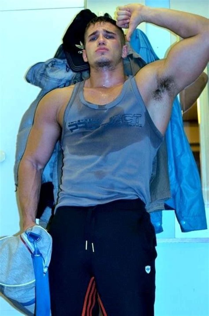 Guys With Sweaty Pits Com