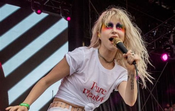 Hayley Williams posts acoustic performance of 'Simmer'