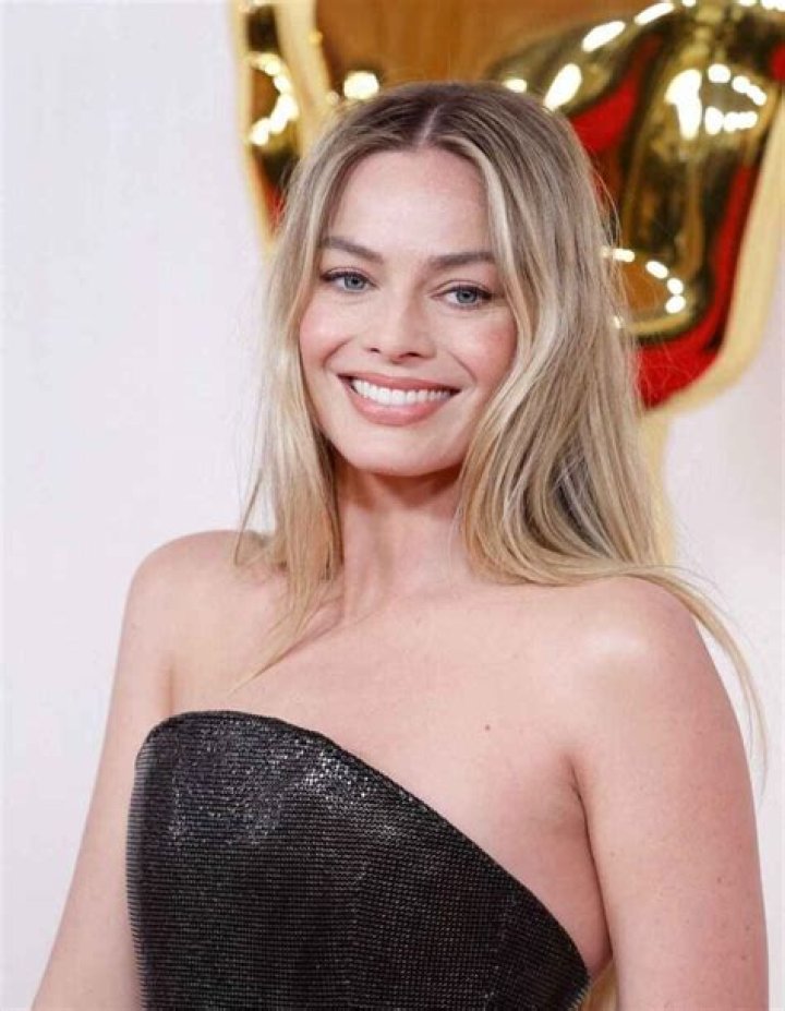 Margot Robbie Age, Net Worth, Biography, Bailey, Jonathan, Girlfriends