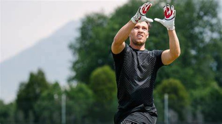 OMORPHO ReSigns Eagles Return Specialist Britain Covey Following Super