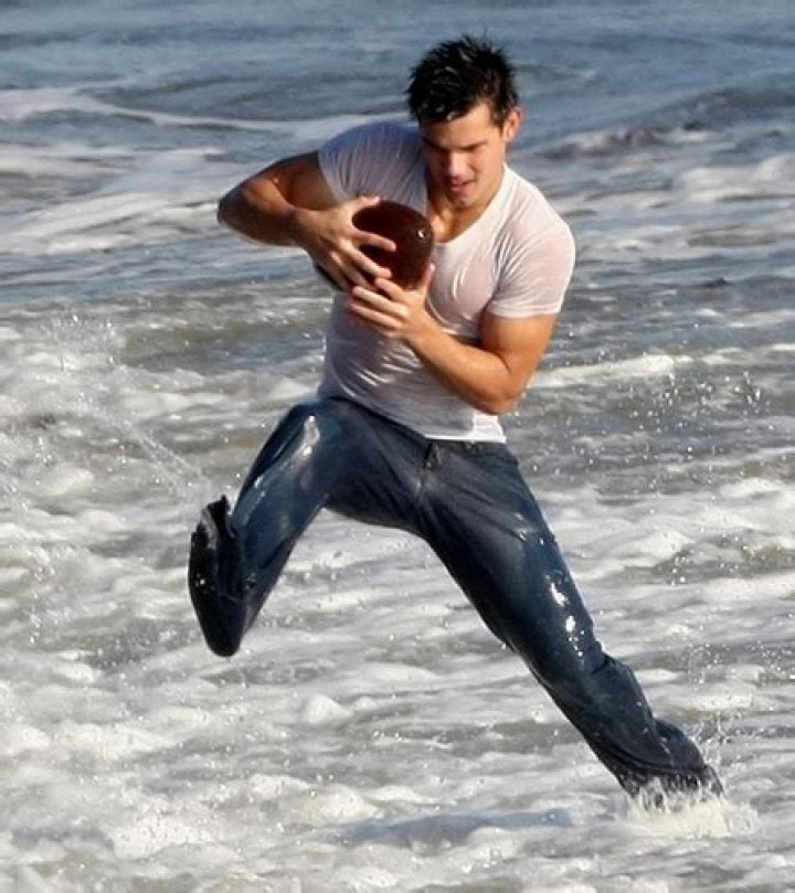Taylor Lautner shows off his bulkedup physique as he goes on a casual