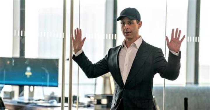 Why Did Kendall Steal The Batteries? [Succession] HBO dramas are the best at this type of deep